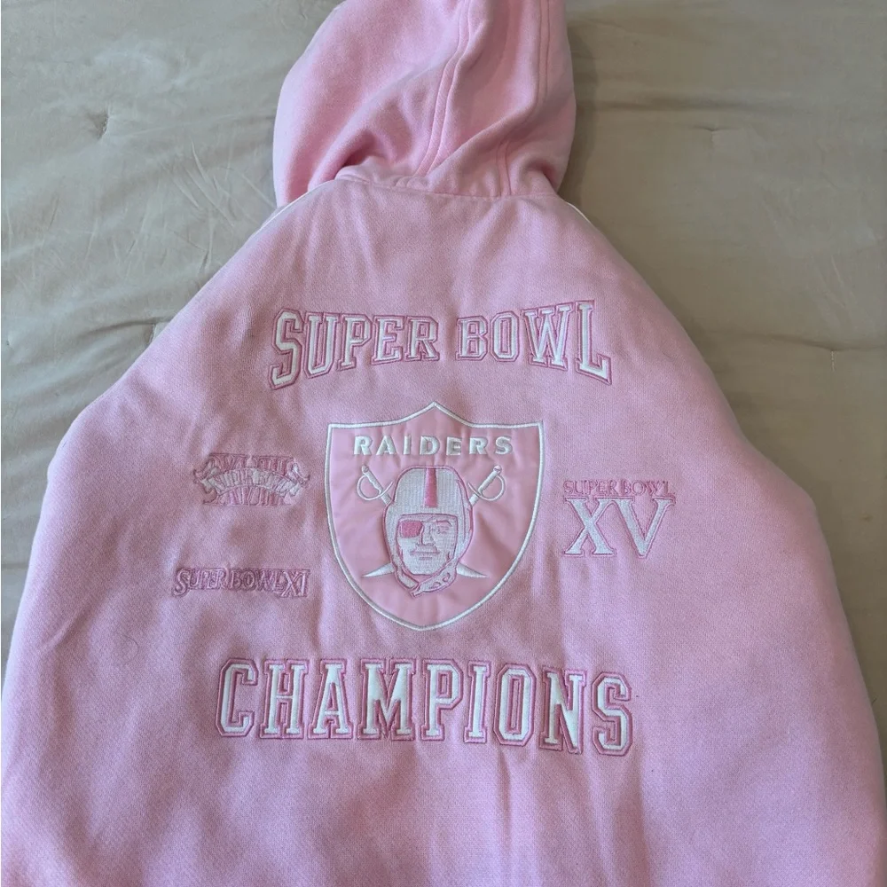 NFL Raider’s Super Bowl Champions Puffer Jacket - Picture 4 of 6